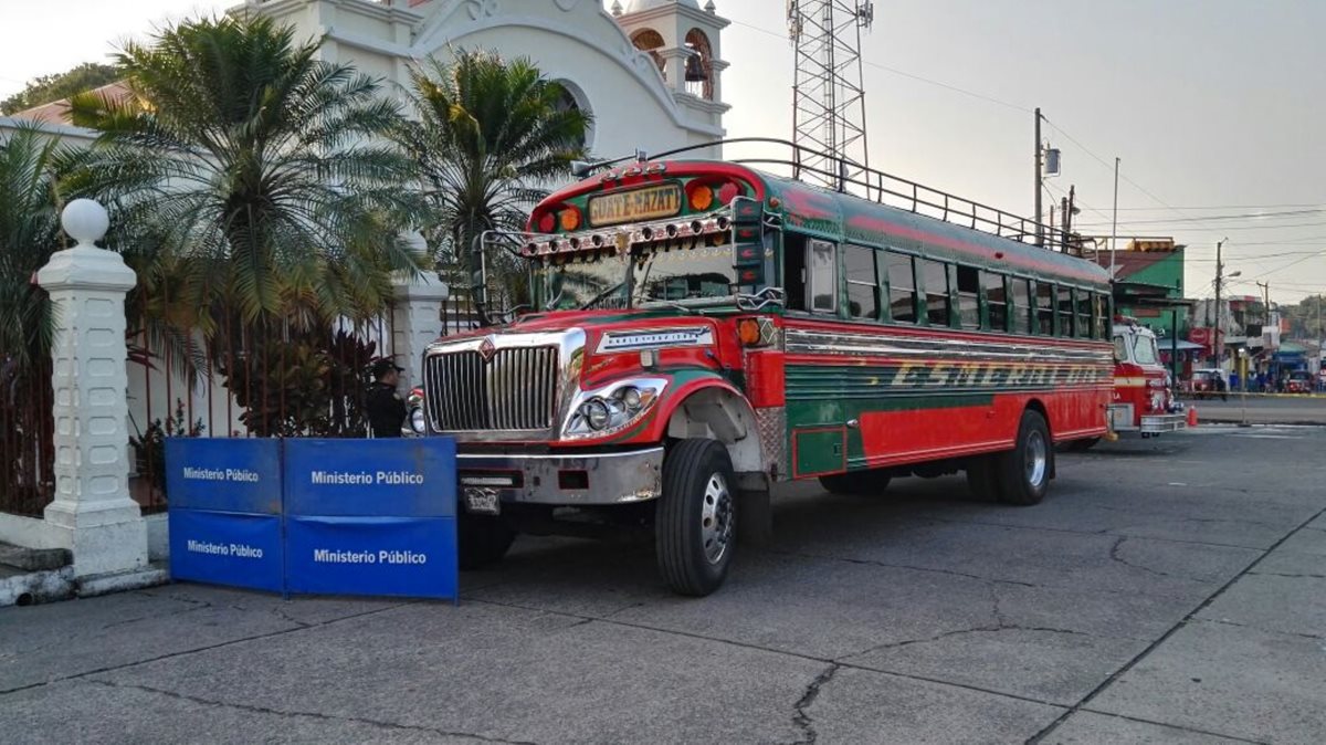 Autobús tomado por asalto en Siquinalá, Escuintla, donde una persona murió. (Foto Prensa Libre: Carlos E. Paredes)