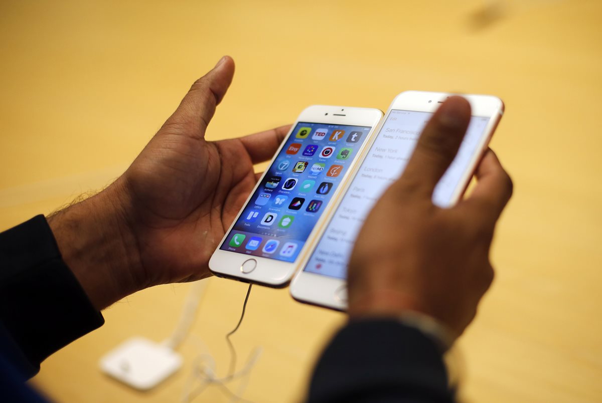 El FBI no reveló más detalles del método que utilizó para ingresar al iPhone. (Foto Prensa Libre: AP).