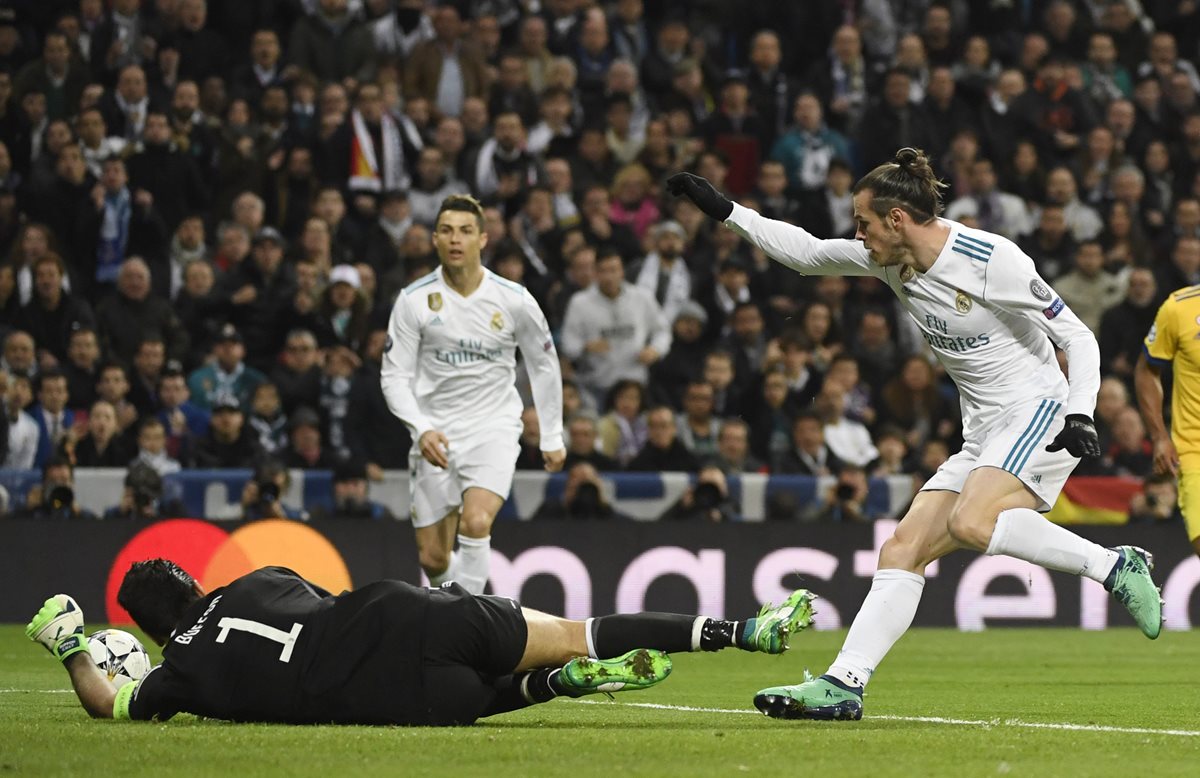 Buffon controla la pelota en una acción de la primera parte.