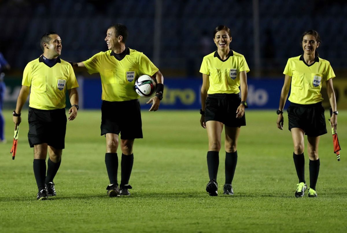 Carol Oliva y Delia Vega formaron parte de la cuarteta arbitral en el duelo entre Guatemala y Cuba. (Foto Prensa Libre: Francisco Sánchez)