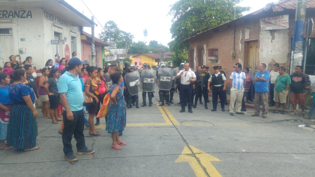 El motivo por el que comerciantes de San Felipe, Retalhuleu, están molestos es por el traslado de la terminal de autobuses. (Foto Prensa Libre: Rolando Miranda)