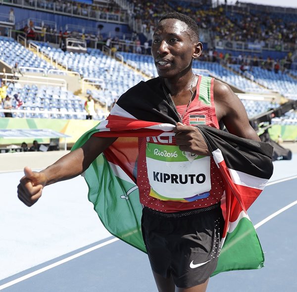 Conseslus Kipruto, de 21 años, se impuso en los 3,000 metros con obstáculos en Río 2016. (Foto Prensa Libre: AP)