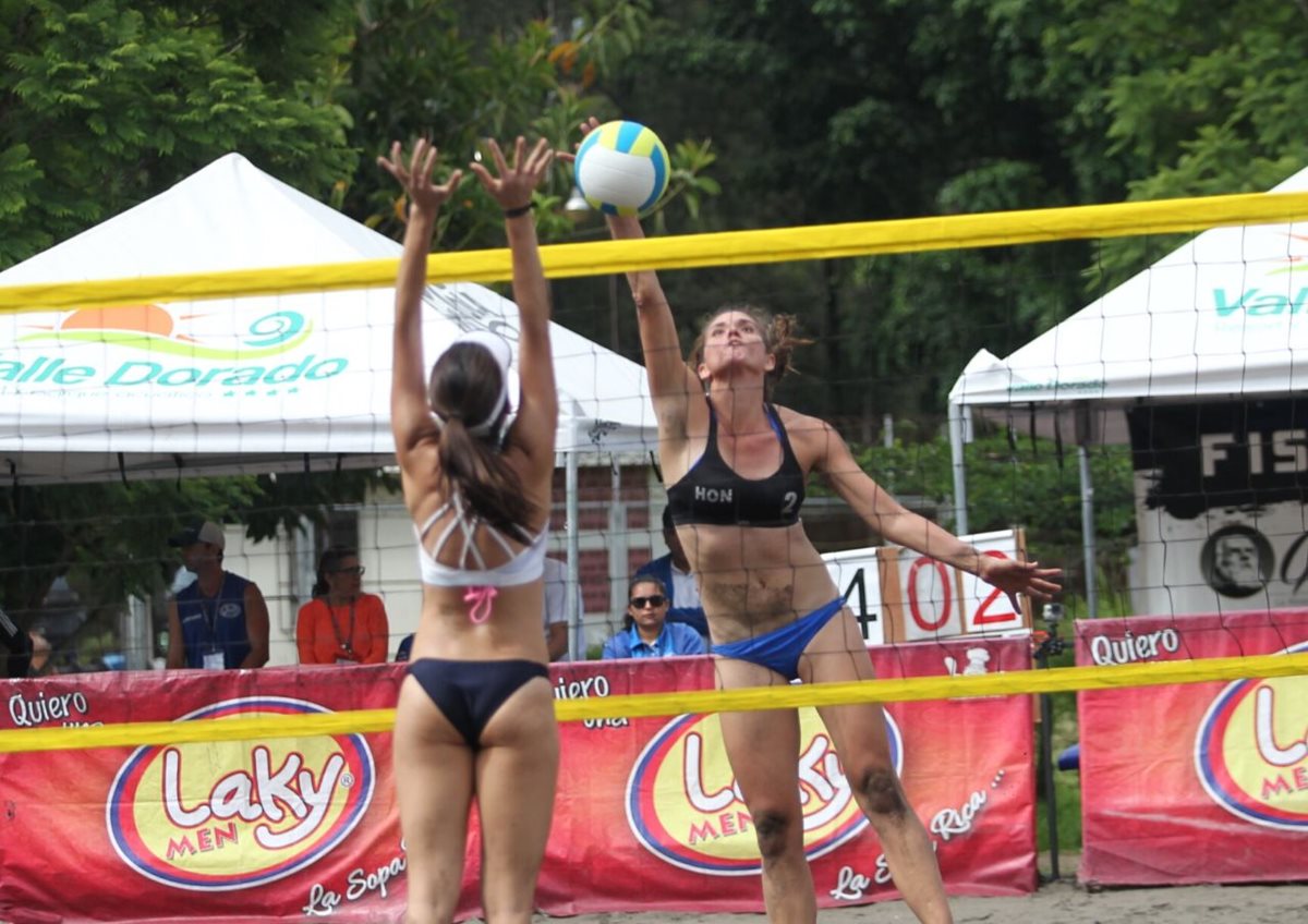 Las deportistas de la rama femenina lucen sus mejores movimientos.