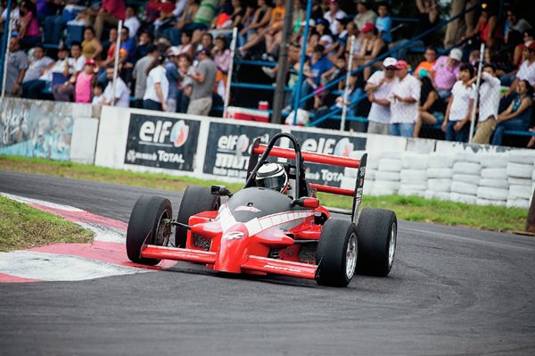 Mauricio Roque en la Fórmula Mazda en el Autódromo Pedro Cofiño. (Foto Prensa Libre: Gabriel López).