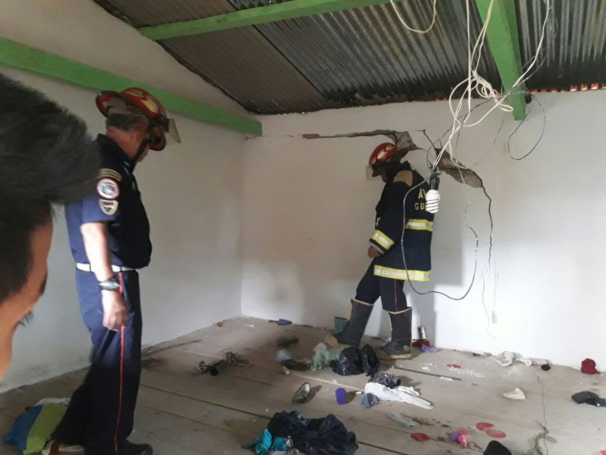 Socorristas inspeccionan el inmueble dañado en la comunidad Paquixic. (Foto Prensa Libre: Héctor Cordero).