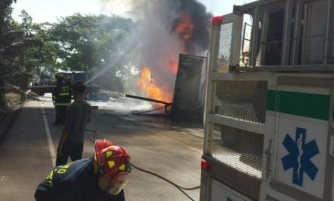 Unidades de los Bomberos Municipales Departamentales son movilizadas al lugar del percance. (Foto Prensa Libre: @CBMDEPTAL)