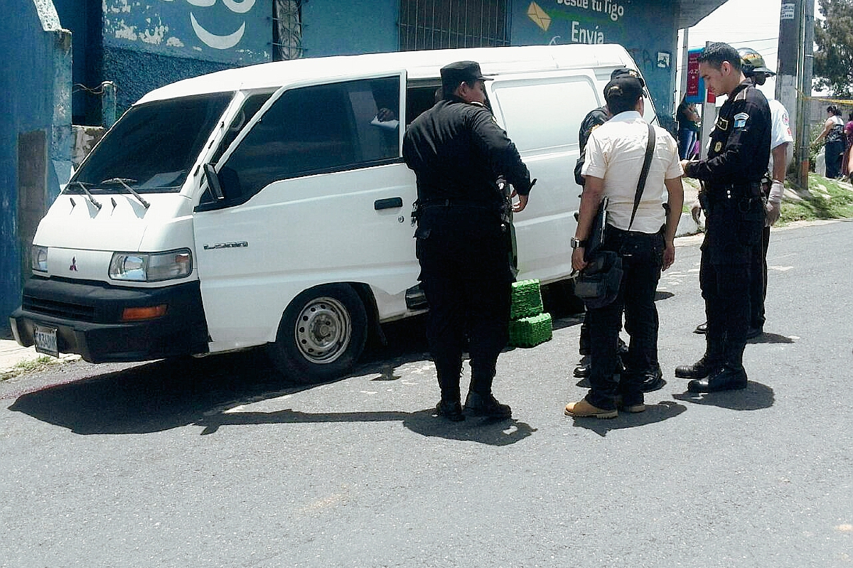 Un vendedor de huevos fue  abandonado sin vida dentro de una panel en un sector de la zona 3. (Foto Prensa Libre: Erick Avila)