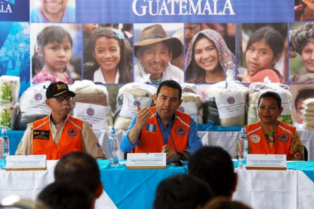 El presidente Jimmy Morales viajó este martes a Alta Verapaz para verificar los daños provocados por la lluvia y la ayuda humanitaria. (Foto Prensa Libre: Presidencia)