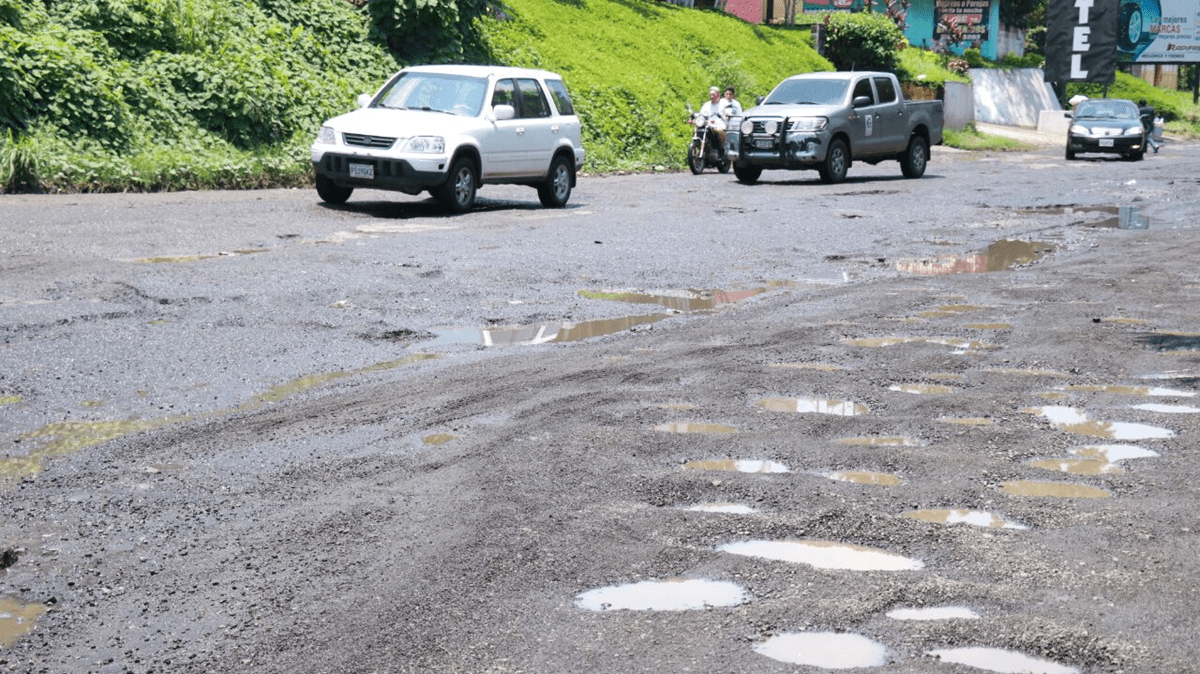 Los pobladores manifiestan por el "pésimo" estado de la carretera. (Foto Prensa Libre: Cristian Icó)