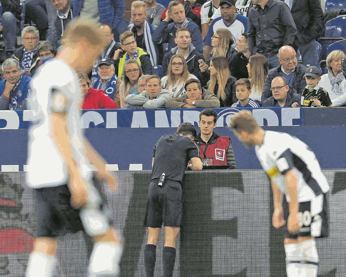 El VAR estuvo varios meses a prueba en competencias. (Foto Prensa Libre: AFP)