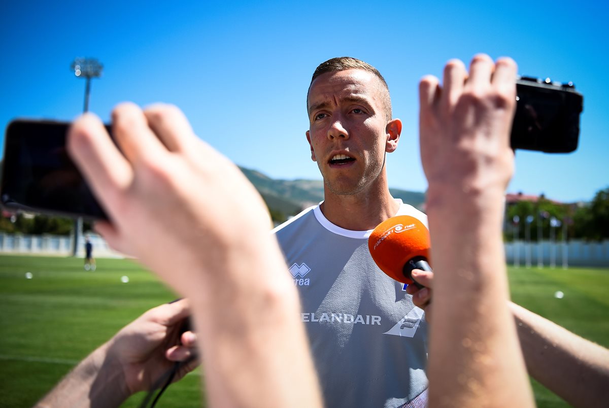 El portero islandés Hannes Þór Halldórsson, quien este sábado se volvió famoso por haber parado un penal de Messi, también es cineasta. (Foto Prensa Libre: AFP).