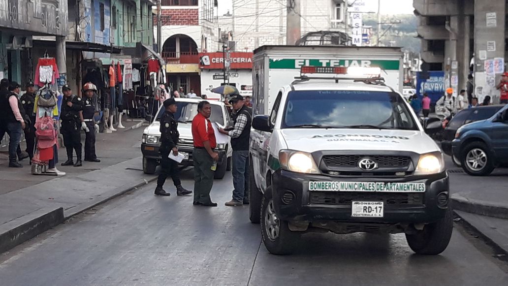 En el km 54 de la ruta Interamericana murió un hombre que viajaba en el picop. (Foto Prensa Libre: Víctor Chamalé)