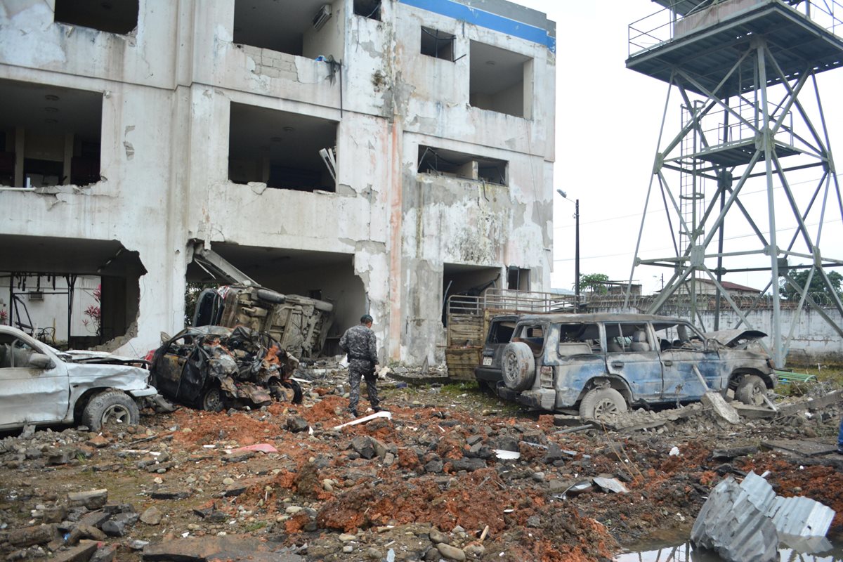 El Gobierno de Ecuador desplazó a 600 efectivos de seguridad a la zona del atentado con carro bomba. (Foto Prensa Libre: EFE)