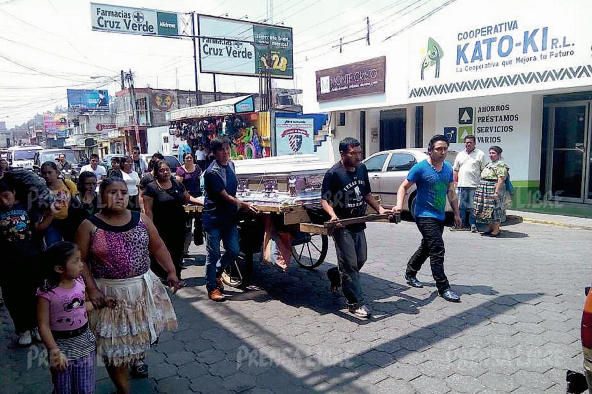 Blanca Eluvia Delgado fue inhumada en un cementerio de Chimaltenango. Su féretro fue llevado en la carreta de madera con la que trabaja su conviviente, José Ángel Borja. (Foto Prensa Libre: Víctor Chamalé)