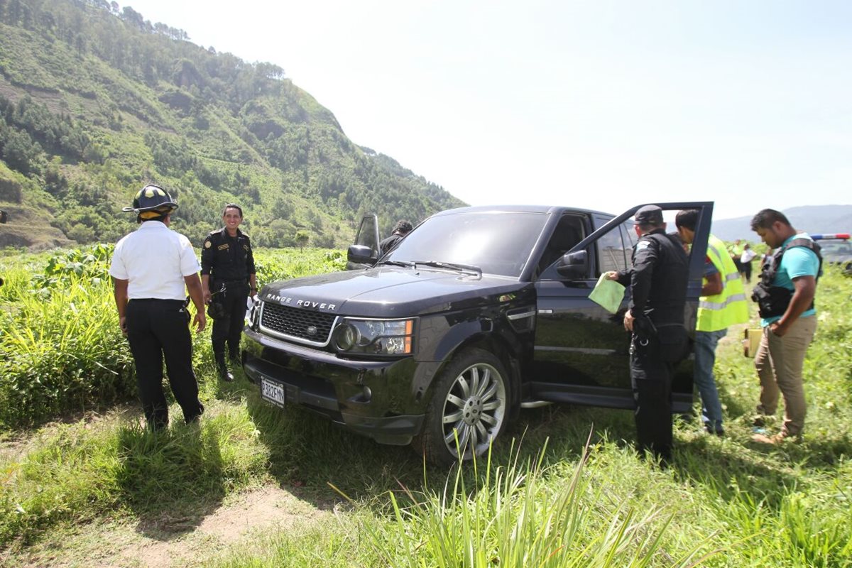 Investigadores de la PNC revisan el vehículo donde se localizó el cadáver de Carlos Agustín, en Villa Canales. (Foto Prensa Libre: Érick Avila)