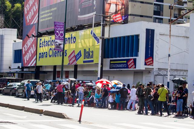 Venezuela enfrenta una crisis de inflación y escasez. (Foto Prensa Libre: EFE)