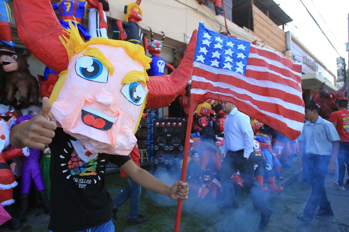 El presidente electo Donald Trump es el diablo más vendido para la celebración de este miércoles. (Foto Prensa Libre: Esbin García)