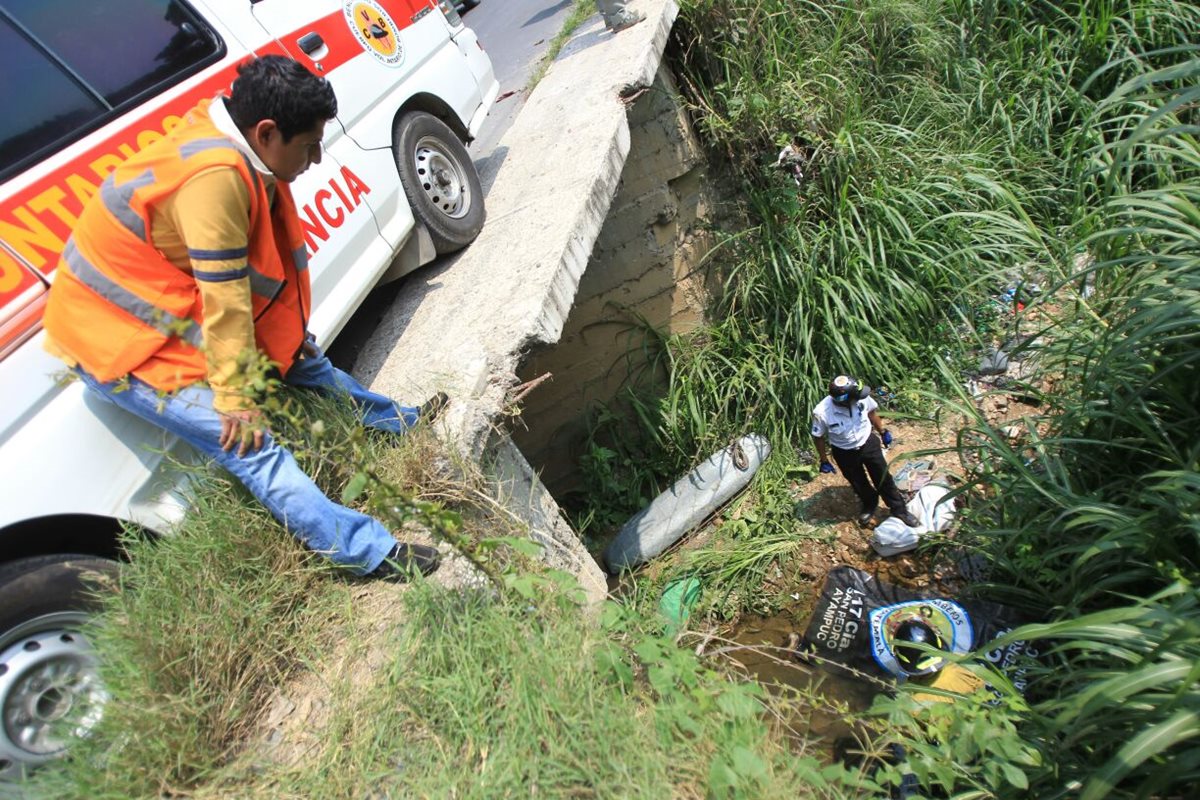 Bomberos rescatan el cuerpo de una mujer en el kilómetro 30 de la ruta a San Pedro Ayampuc. (Foto Prensa Libre: Esbin García)