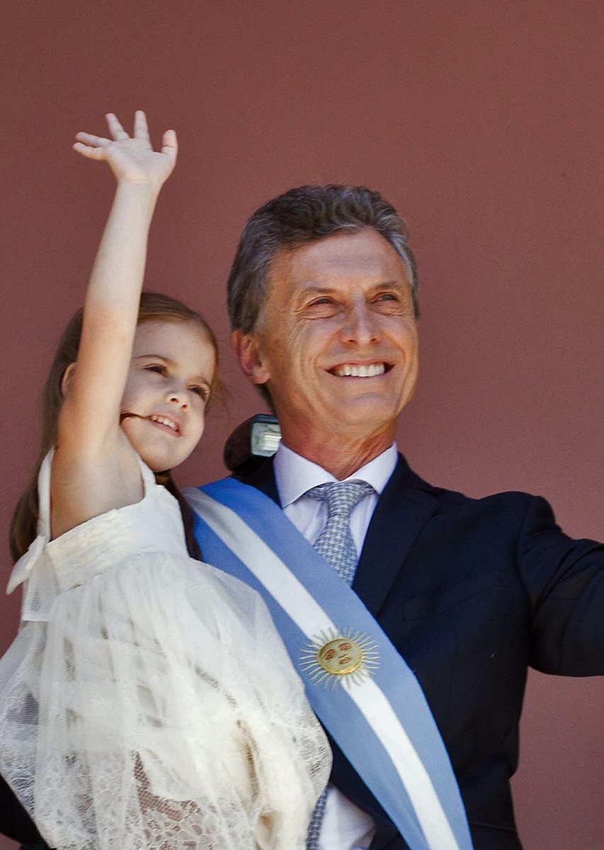 El presidente de Argentina, Mauricio Macri, junto a su pequeña hija, Antonia. (Foto Prensa Libre: AP).