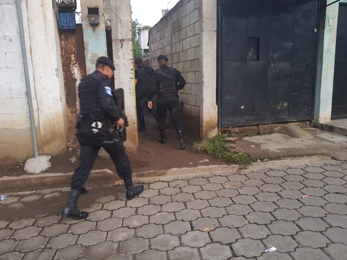 Agentes de la PNC durante uno de los operativos en la capital. (Foto Prensa Libre: Cortesía PNC)