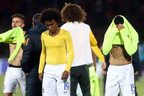 Los jugadores de la selección de Brasil se retiran cabizbajos del campo, tras la derrota frente a Chile ayer (Foto Prensa Libre: EFE)