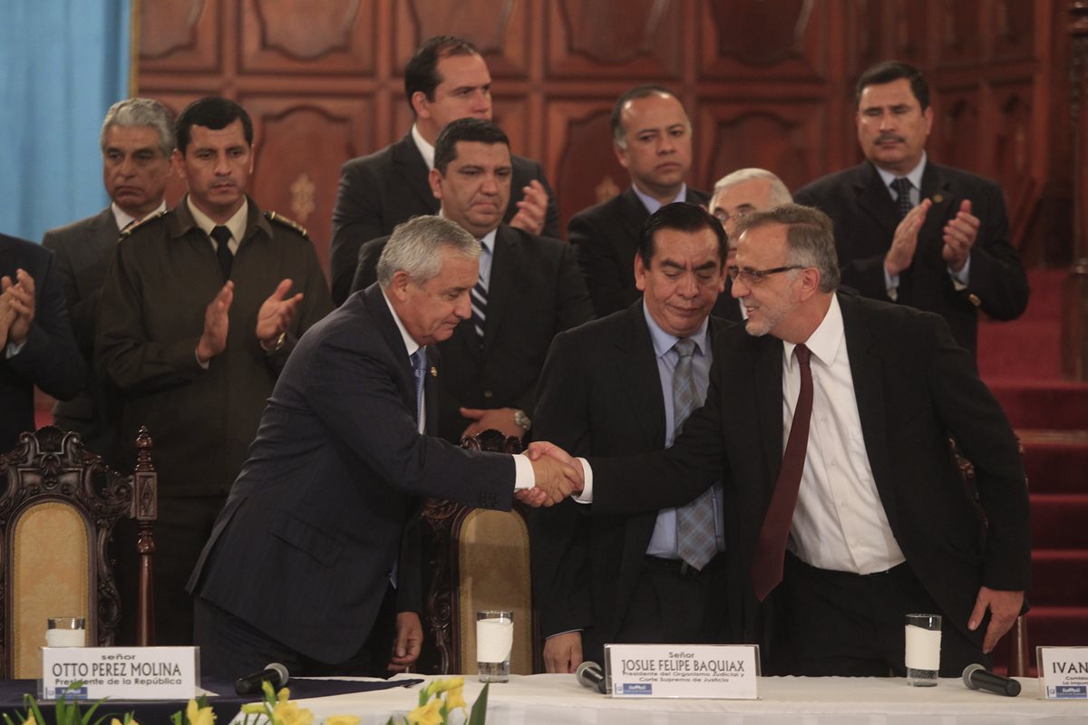 Pérez Molina y el comisionado Iván Velásquez durante el acto donde Guatemala acordó ampliar el mandato de Cicig en abril pasado. (Foto Prensa Libre: Hemeroteca PL)