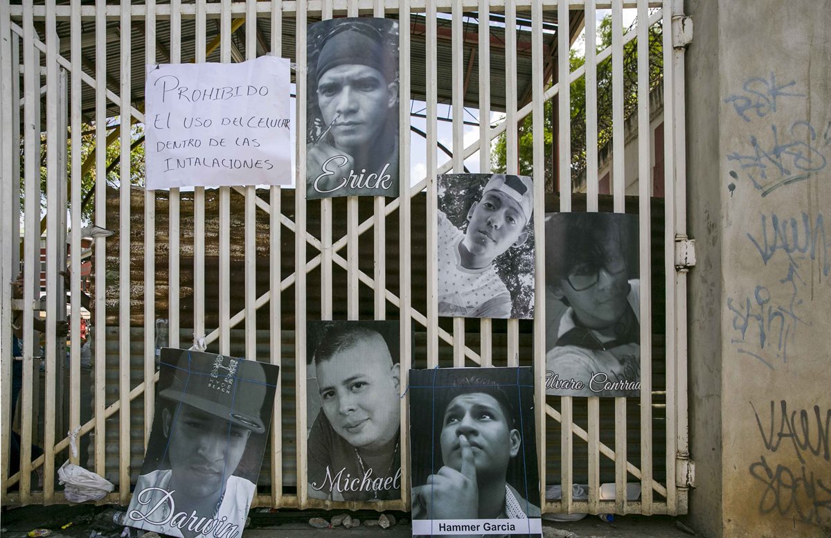 Varias fotografías de universitarios muertos en los enfrentamientos con la Policía fueron colocadas en la puerta principal de la universidad Politécnica. (EFE).