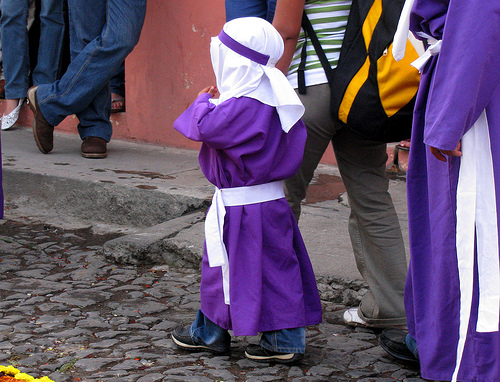 Cuéntele a los niños sobre la muerte de Cristo y su regalo para la humanidad. (Foto Prensa Libre: Roberto Urrea).