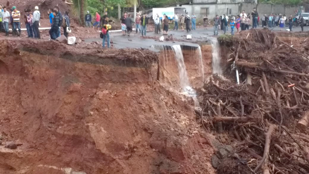 Área donde colapsó la carretera en La Democracia, Huehuetenango. (Foto Prensa Libre: Mike Castillo).