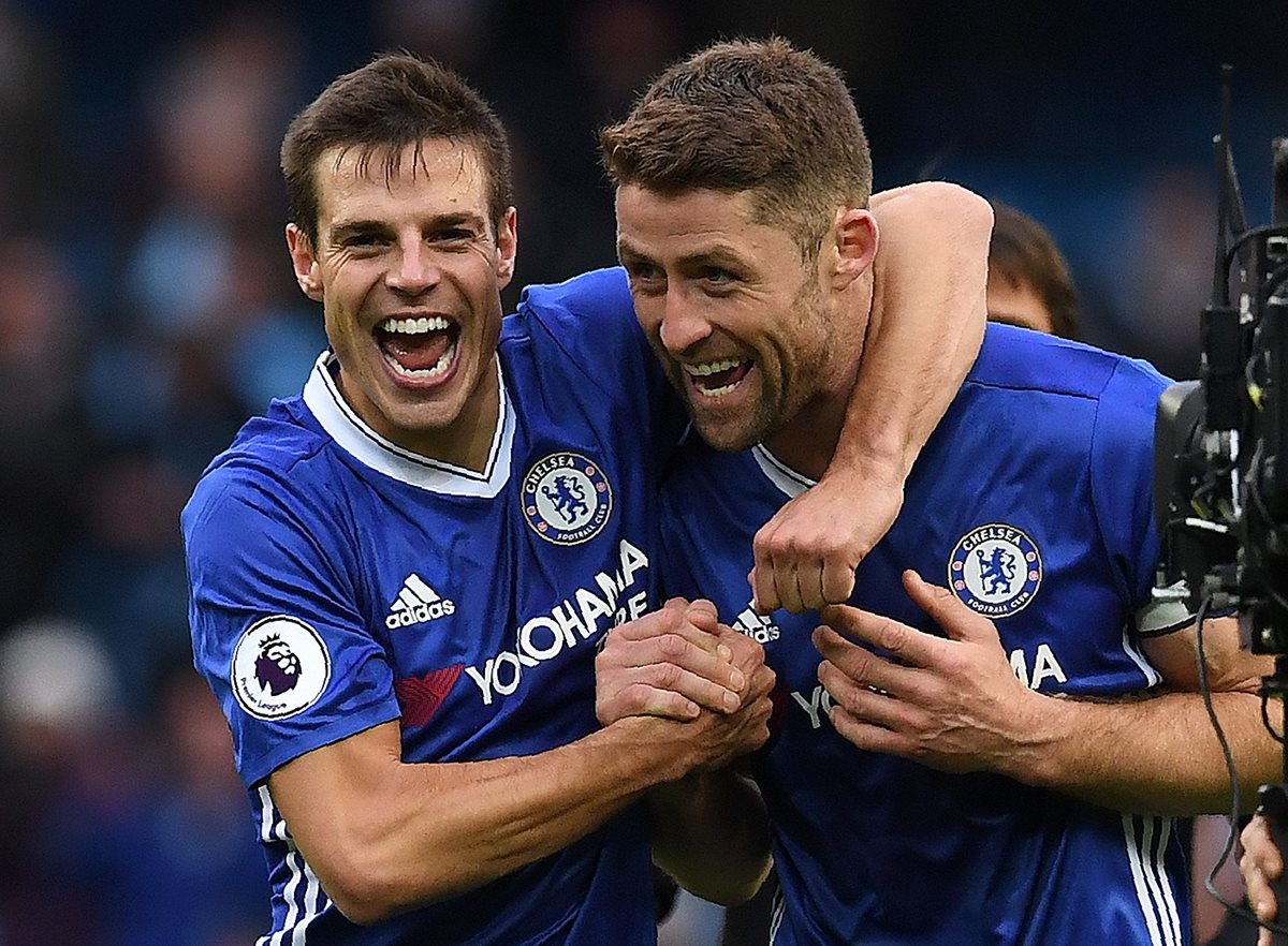 Azpilicueta y Cahill celebran efusivamente luego de anotar frente al equipo de Guardiola. (Foto Prensa Libre: AFP)