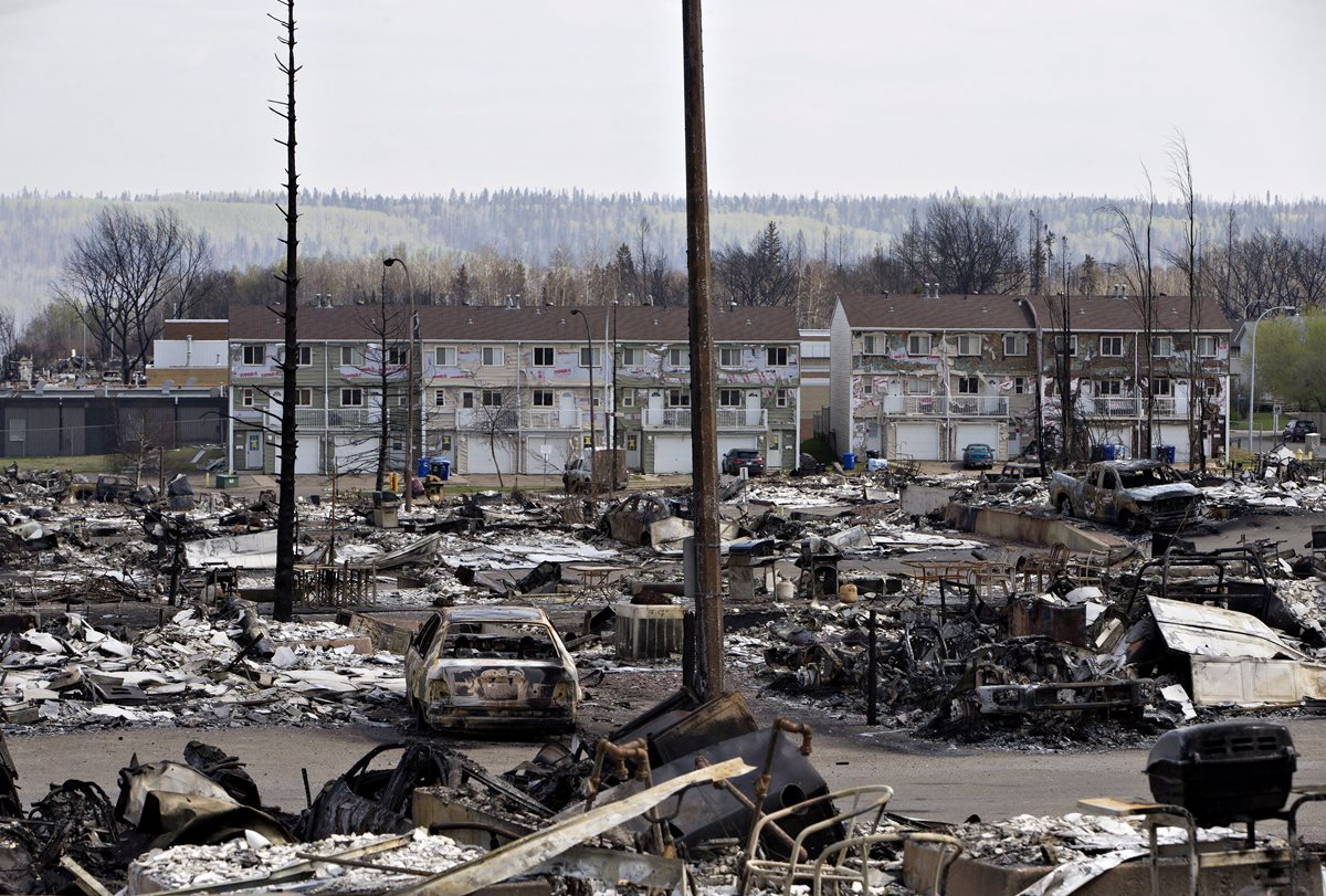 Devastación total se observan en Abasand, Fort McMurray. (Foto Prensa Libre: AP).