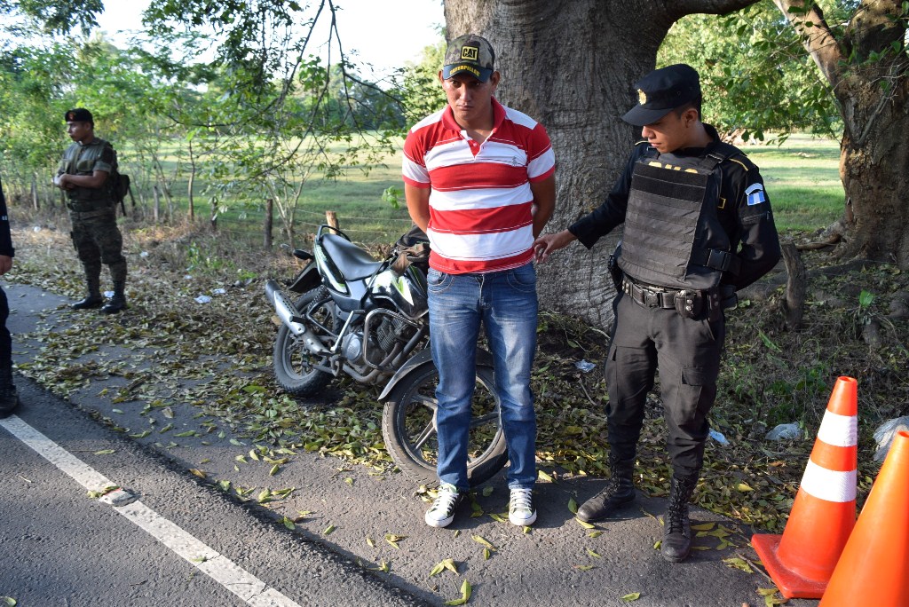 Pedro Francisco Javier Valladares fue capturado en Escuintla, donde transportaba dólares de dudosa procedencia. (Foto Prensa Libre: Enrique Paredes)