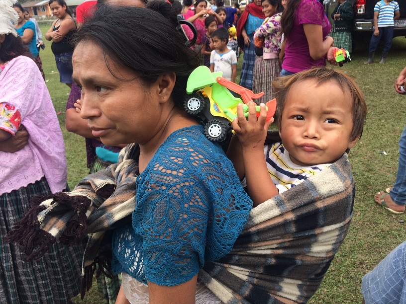 El pequeño Jesús estaba feliz por el regalo otorgado por los atletas. (Foto Prensa Libre: Eduardo Sam Chun)