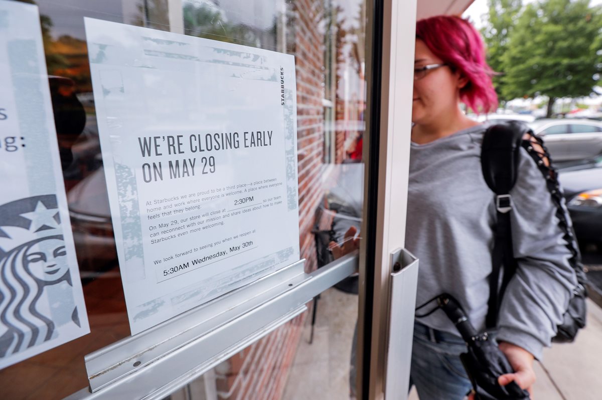 Un cartel avisa a los consumidores el cierre de un establecimiento de la cadena Starbucks en Atlanta, EE. UU.(EFE).