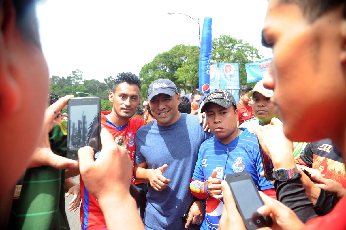 Juan Carlos Plata comparte con los aficionados escarlatas. (Foto Prensa Libre: Edwin Fajardo)