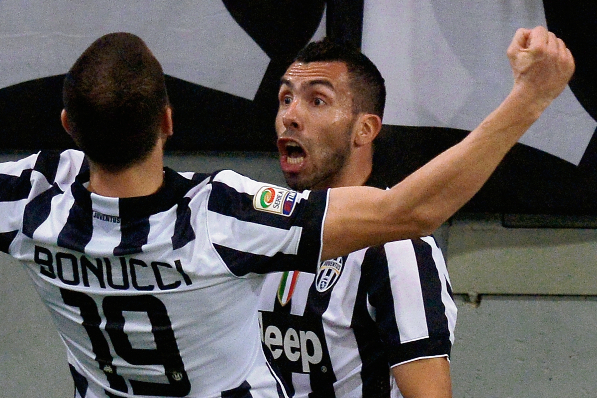 El delantero argentino Carlos Tevez celebra con gran euforia su gol número 15 del campeonato italiano. AFP