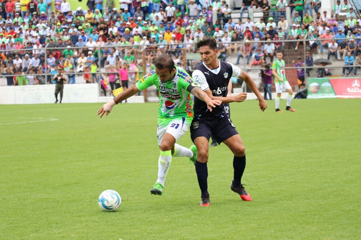 José Manuel Contreras corre por el balón ante la marca de Néstor Monge. (Foto Prensa Libre: Renato Melgar)