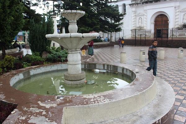 Las fuentes, ya despintadas, son utilizadas como basureros por algunos vecinos. (Foto Prensa Libre: José Rosales)