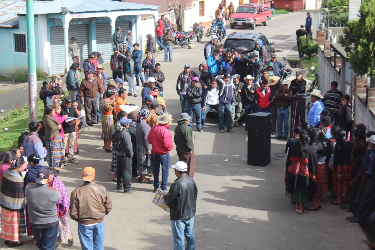 El paso de vehículos en el km 152 de la ruta a Santa Clara La Laguna, Sololá, permaneció bloqueado por pobladores. (Foto Prensa Libre: Ángel Julajuj)