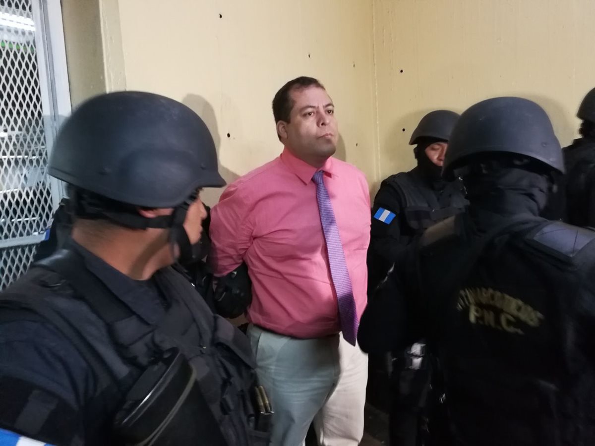 Julio Juárez llega a la Torre de Tribunales. (Foto Prensa Libre: Óscar Rivas)
