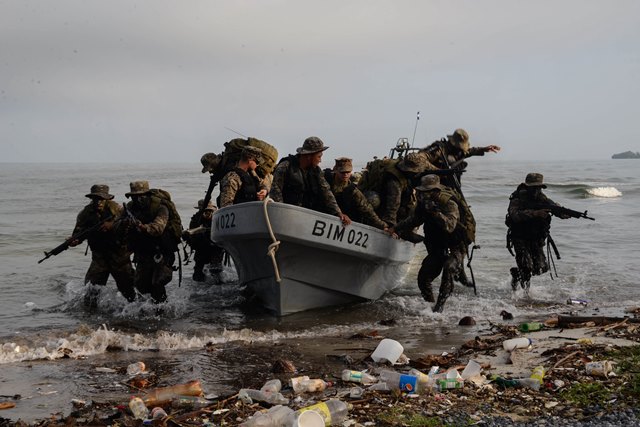 Infantes guatemaltecos realizan un entrenamiento bajo la supervisión de Infantes de Marina de Estados Unidos. (Foto Prensa Libre: Fuerza Aérea de Estados Unidos)