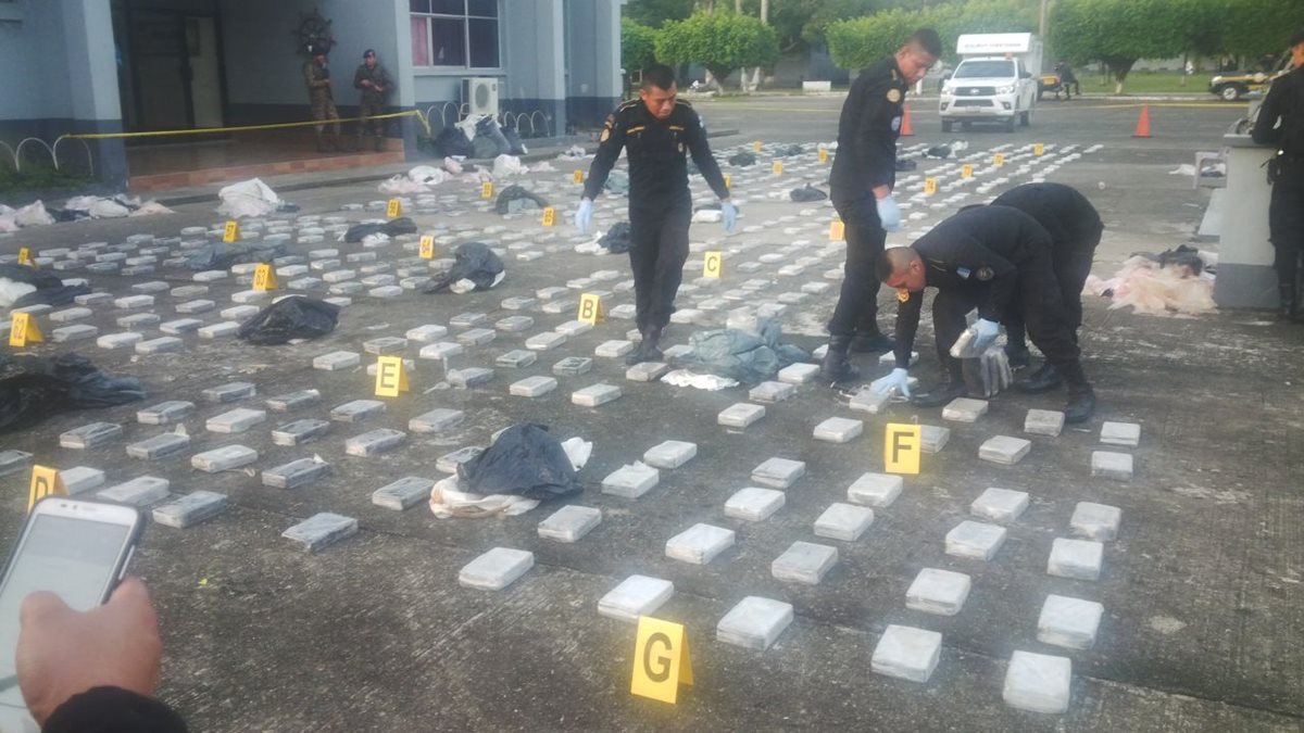 Agentes antinarcóticos contabilizan la droga incautada en aguas del Caribe. (Foto Prensa Libre: PNC)