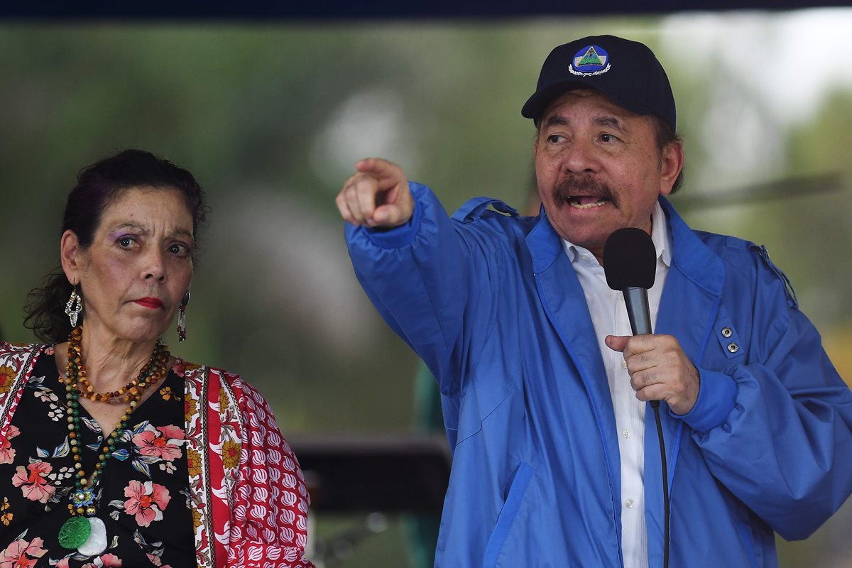 Presidente Daniel Ortega en compañía de su esposa y vicepresidenta Rosario Murillo durante la marcha "Caminata por la Seguridad y la Paz".  (AFP)
