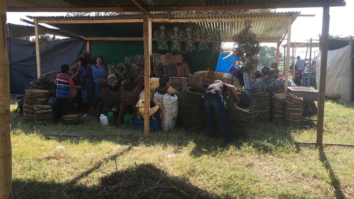 Corren para instalar ventas navideñas en la Roosevelt. (Foto Prensa Libre: Alberto Cardona)