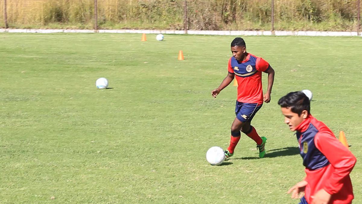 Abner Bonilla quiere brillar con los rojos en su nueva etapa vestido de escarlata. (Foto Prensa Libre: Jorge Ovalle)