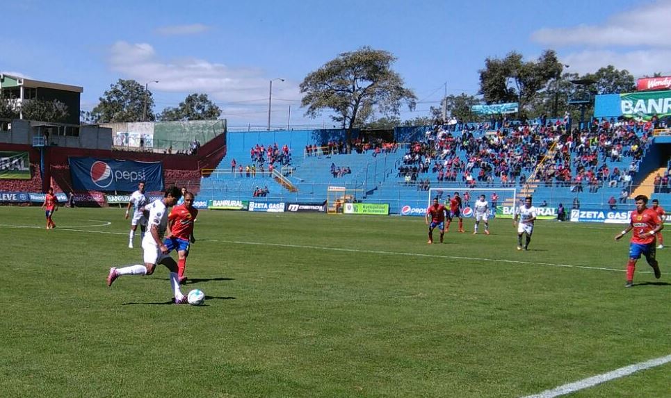 Municipal y Cobán Imperial empataron sin goles en el estadio Manuel Felipe Carrera. (Foto Prensa Libre: Francisco Sánchez)