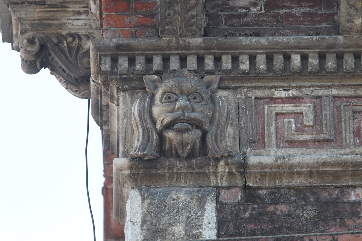 Figuras grotescas observan desde lo alto de las viviendas. (Foto: Hemeroteca PL)