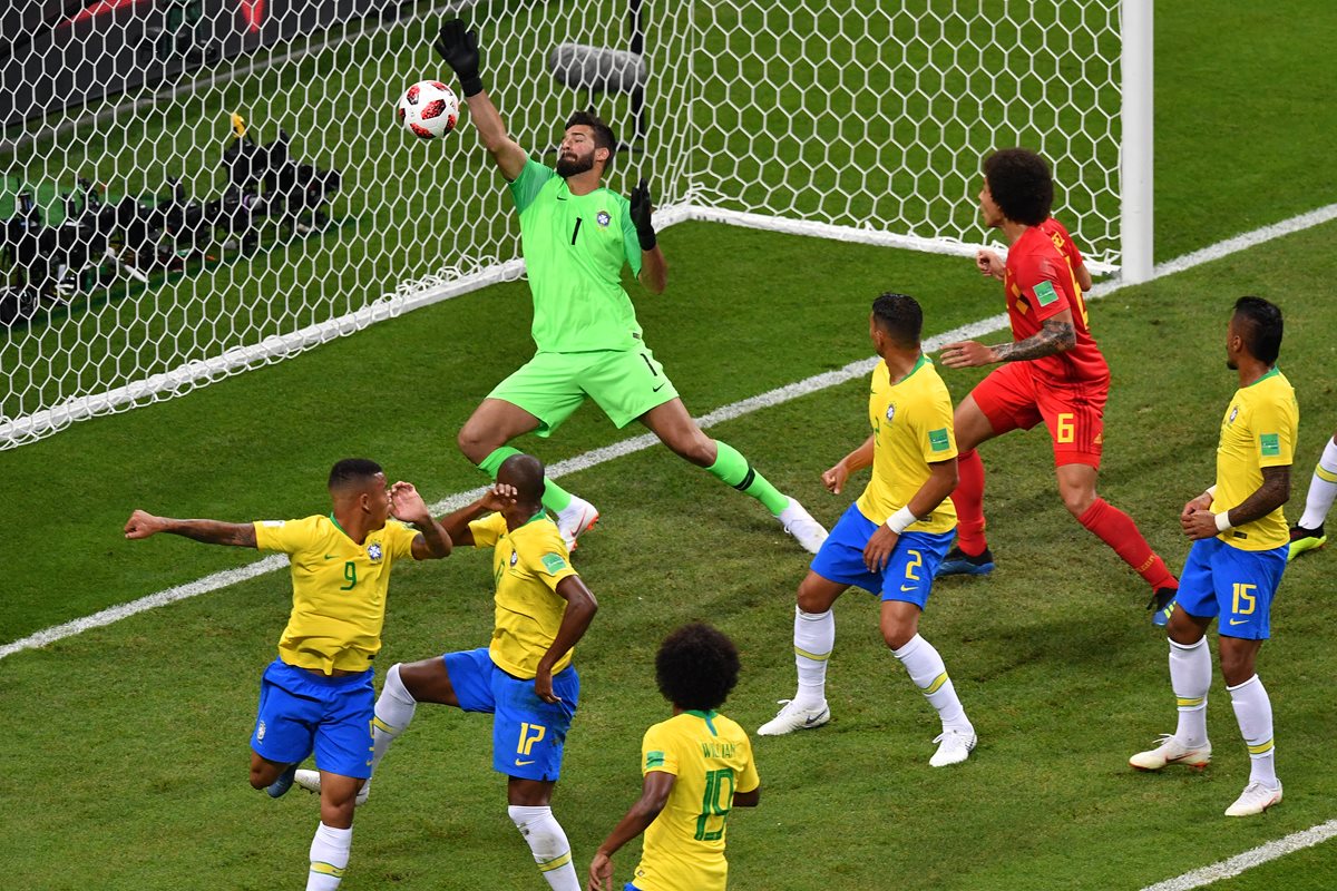 Allisson no pudó detener el balón después del cabezazo de Fernandinho. (Foto Prensa Libre: AFP)