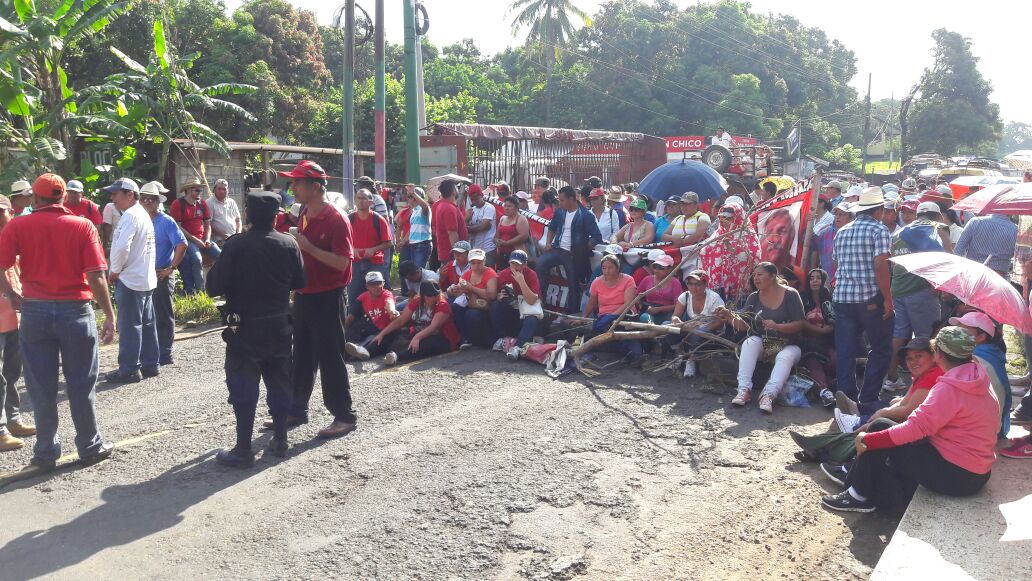 Salubristas bloquean paso de vehículos en ruta de Santa Rosa a Chiquimulilla. (Foto Prensa Libre: Oswaldo Cardona)