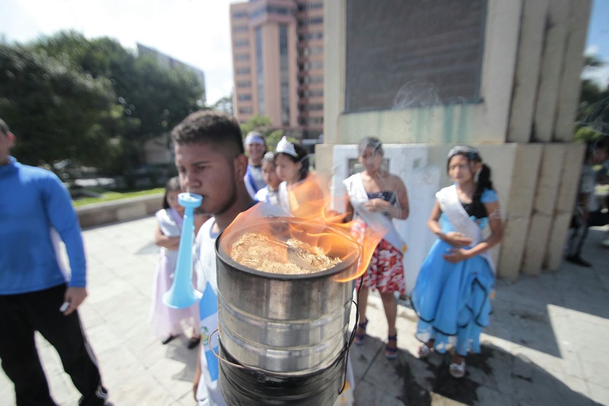 Trasladar el fuego patrio en antorchas es una tradición que cuenta con muchos seguidores y detractores en Guatemala. (Foto Prensa Libre: Hemeroteca PL)